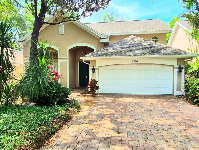 Foto del edificio - 2214 Green Oaks Ln