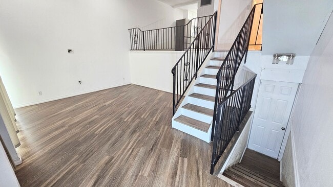 Building Photo - 1139 W Badillo St