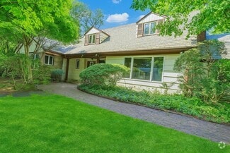 Building Photo - 17 Hilltop Dr W