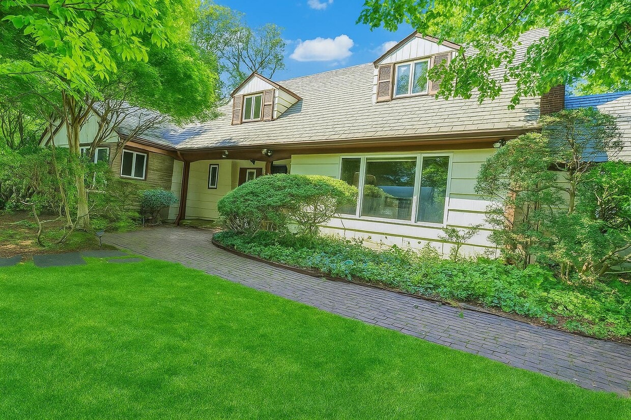 Primary Photo - 17 Hilltop Dr W