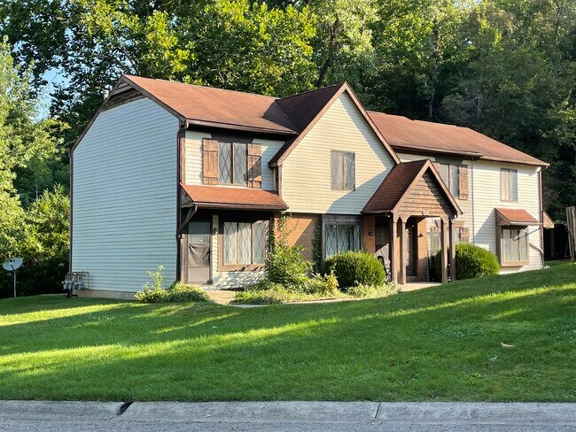 Building Photo - 1400 Country Side Dr