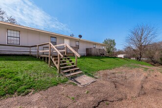 Building Photo - 626 University Ave