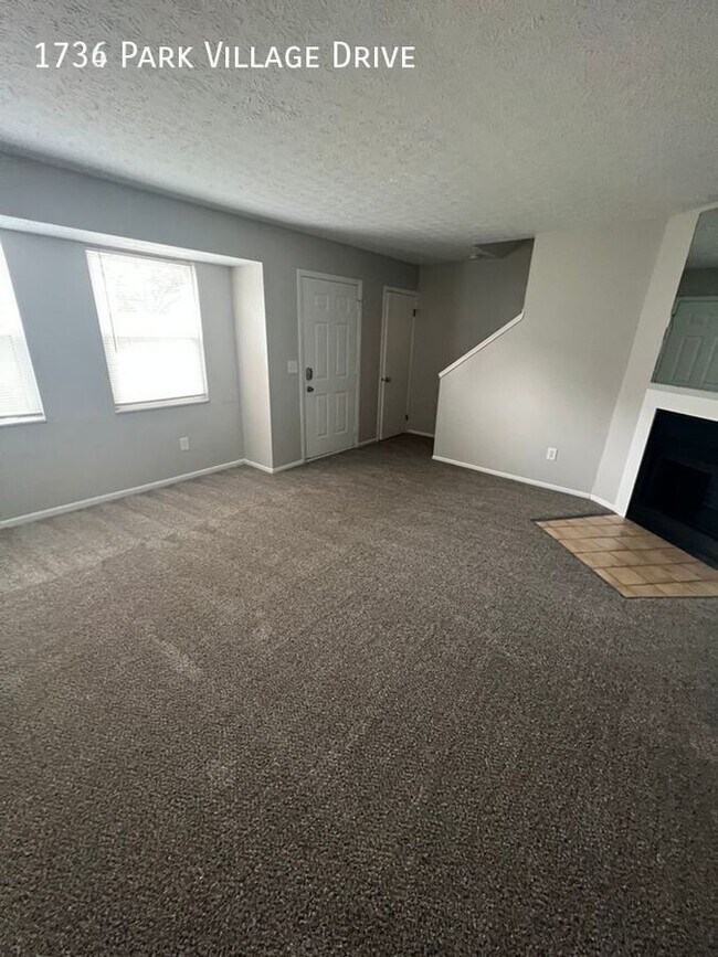 Building Photo - 2 Bedroom 2.5 Bath Townhome