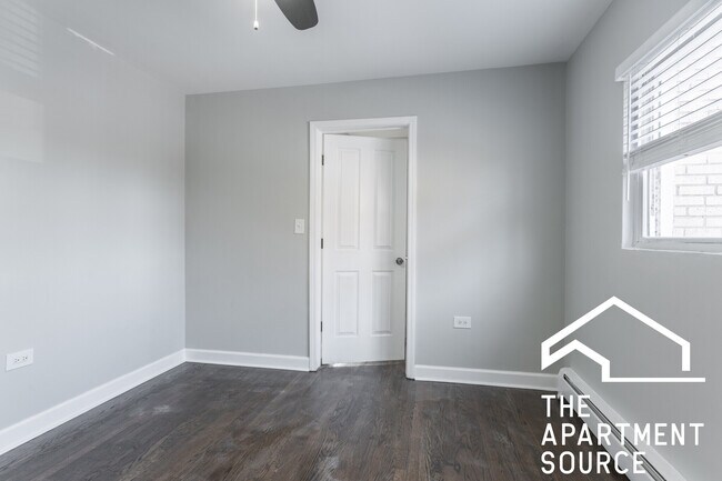 Building Photo - 1327 W Sherwin Ave