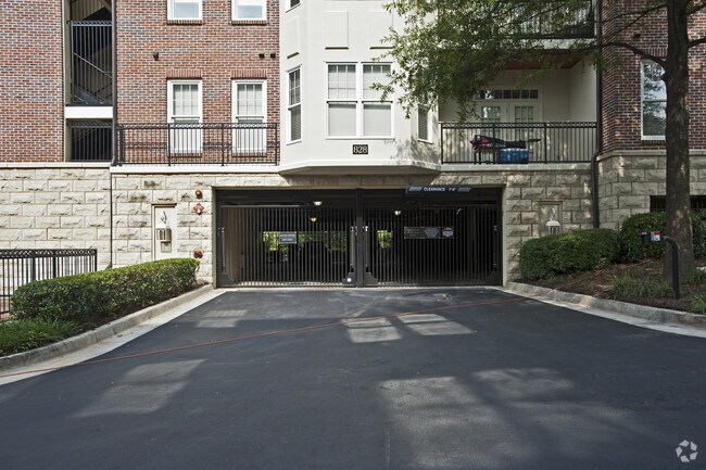 Foto principal - 828 Highland Ln NE