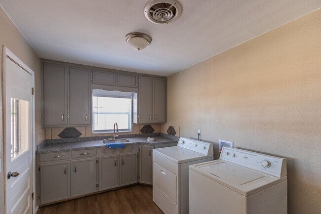 Foto del edificio - Cozy 3 Bed 2 Bath Home - Pets on Owner Approval!