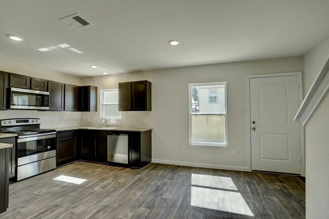Building Photo - 211 Pin Oak