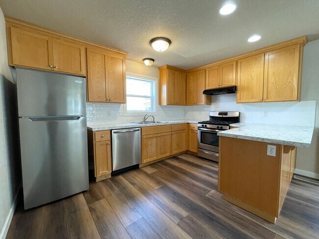 Building Photo - Lovely St Johns Home with Attached Garage, Outdoor Space, Washer/Dryer In Unit