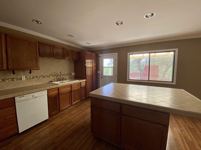 Building Photo - Charming 3 bedroom close to town