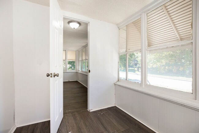 Building Photo - 2 BED 1 BATH SINGLE FAMILY HOME IN EUCLID!