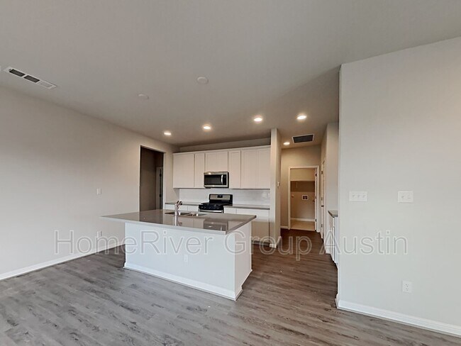 Building Photo - 315 Trailside Ln