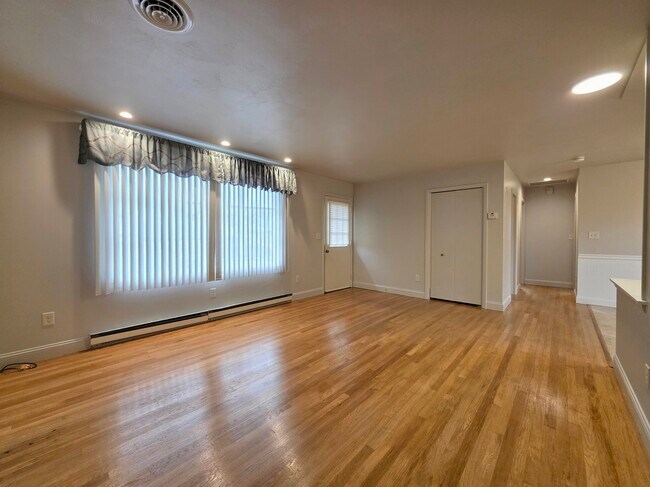 Building Photo - 2 Colonial Ave