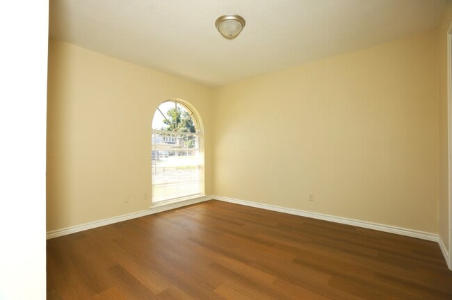 Building Photo - 206 Banyan Ct
