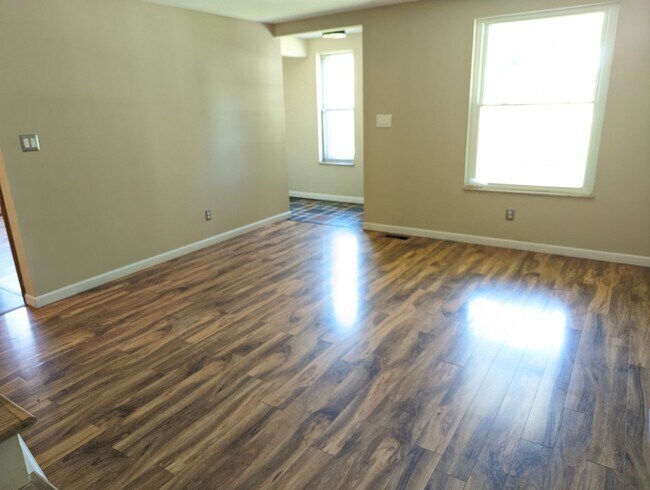 Building Photo - AVAILABLE NOW - 3 Bedroom Cape Cod in Kett...