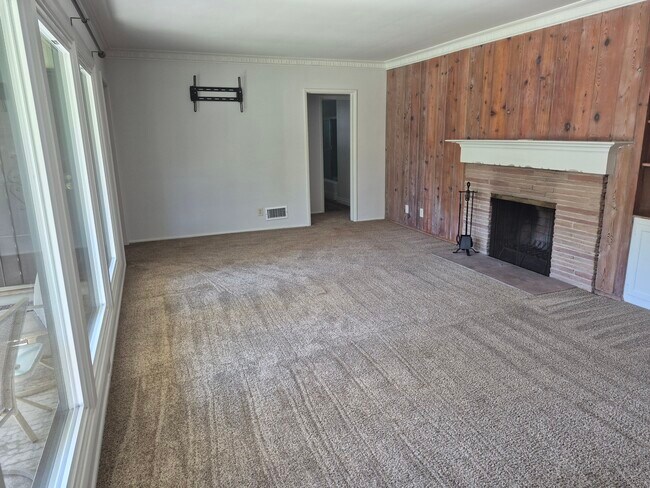 Sala de estar - 7357 Forest Ave