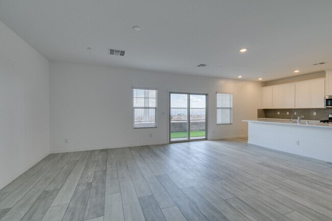 Foto del edificio - GORGEOUS SUMMERLIN WEST COMMUNITY**TONS OF UPGRADES*CITY AND STRIP VIEWS*COMMUNITY POOL AND SPA*