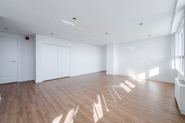 Building Photo - The Kingsview