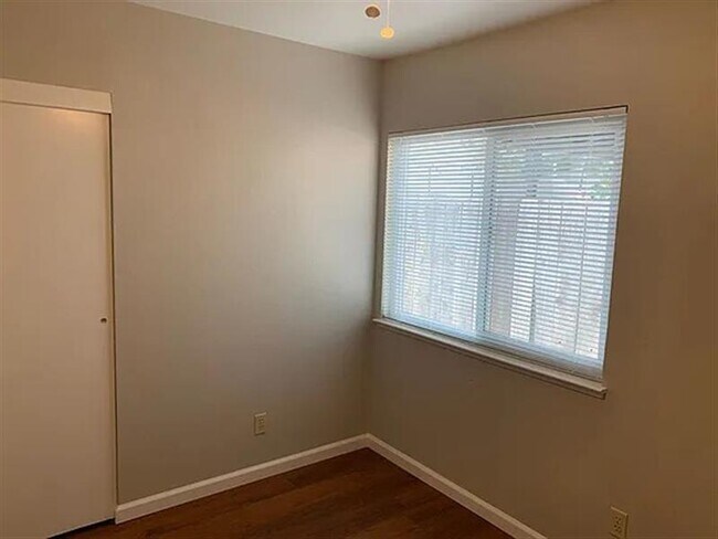 Building Photo - Serious inquiries