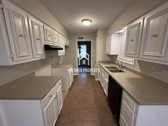 Foto del edificio - 6285 Skyview Cir