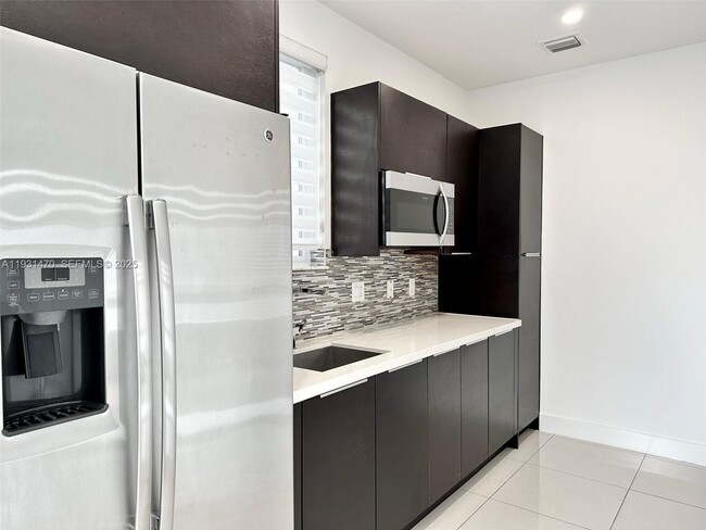 Foto del edificio - 6414 NW 104th Ct