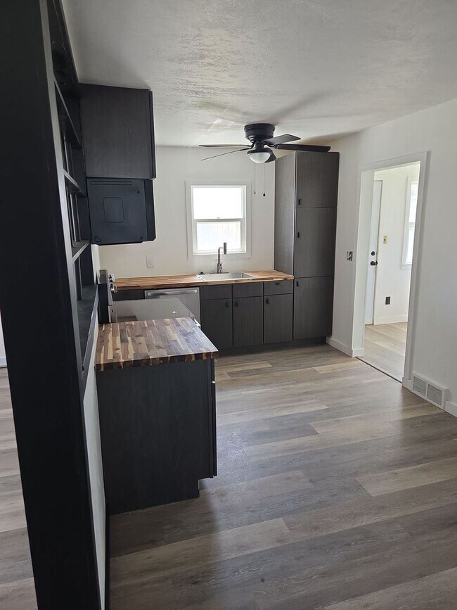 Foto del edificio - Newly Upgraded 2-Bedroom Home Available Now!