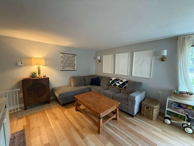 Foto del edificio - 2 Bedroom 2 Bathroom + Parking and Storage!