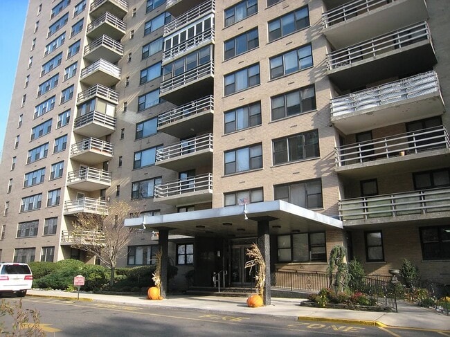 Building Photo - 225 Saint Pauls Ave