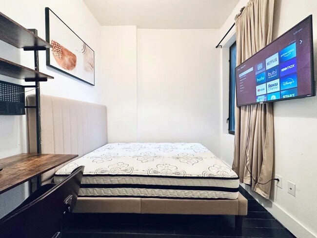 Foto del edificio - Furnished room/NOT APARTMENT