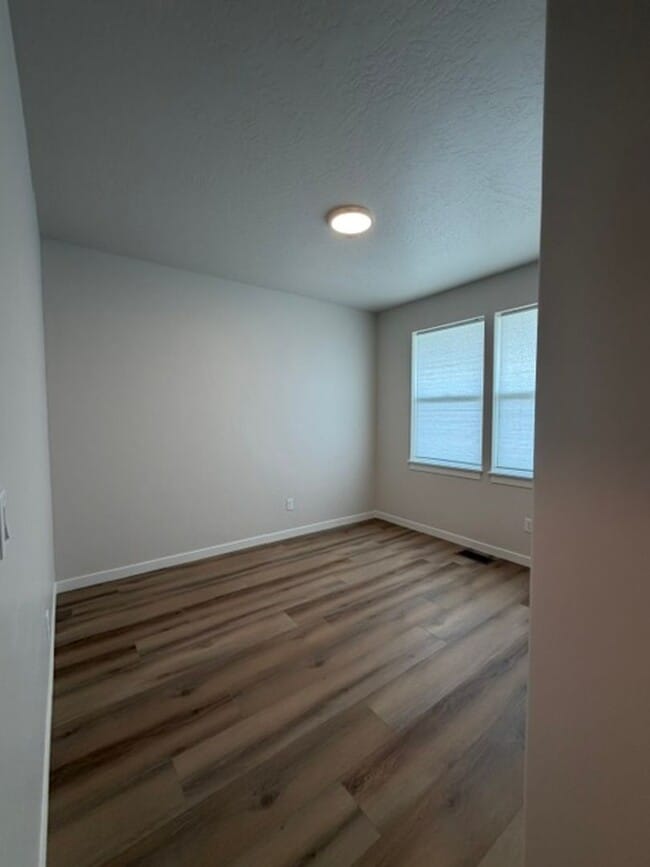 Building Photo - 421 Needlegrass Ln