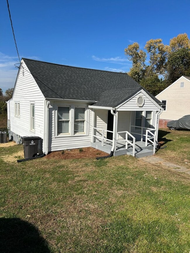 Foto del edificio - 2923 Old Greensboro Rd