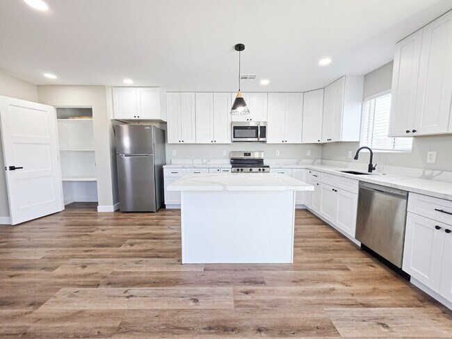 Foto del edificio - New Build 2025 Modern Duplex | 3 Bed, 2.5 Bath + Private Balcony & 2-Car Garage