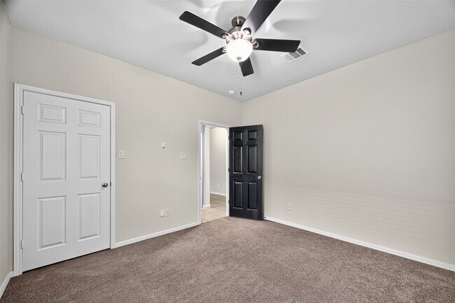 Building Photo - 1218 Hills Dr