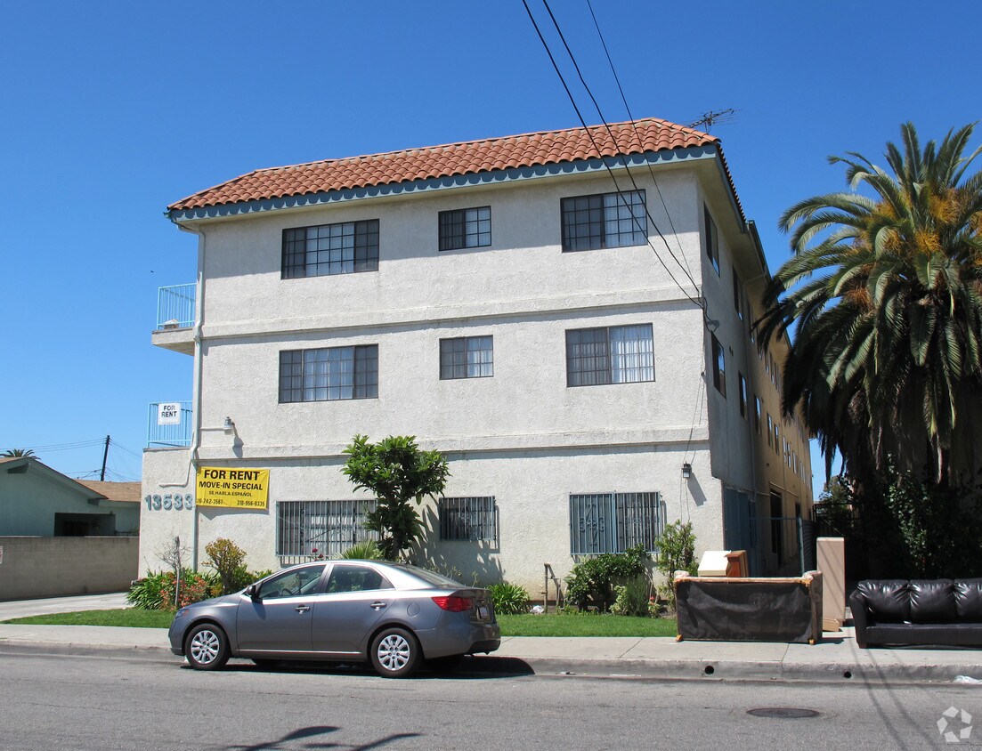 Foto del edificio - 13533 Lemoli Ave