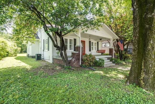Building Photo - Historic home in East Nashville