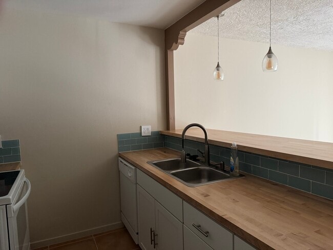 Building Photo - 155 G Calle Ojo Feliz