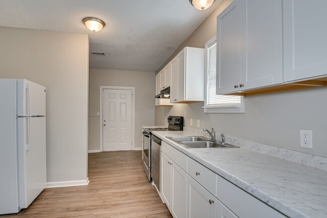Building Photo - Charming 2-Bed with Spacious Living - PET ...