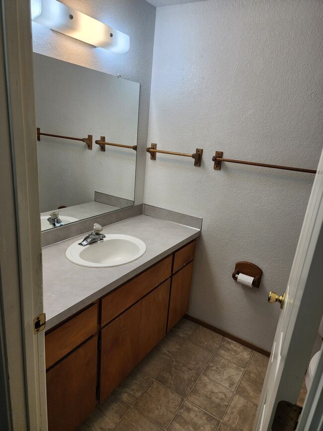 Foto del edificio - 3 bedroom 1 bath with Garage and Yard