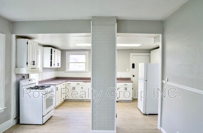 Building Photo - 635 Milton St