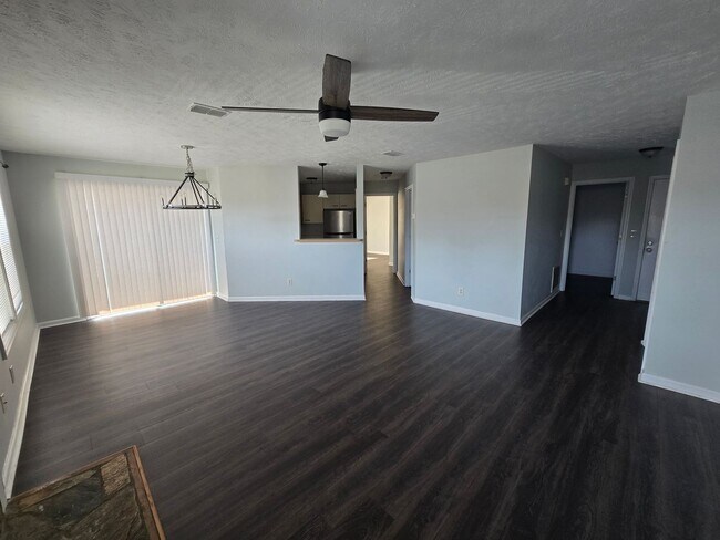 Building Photo - 979 Stewarts Creek Dr