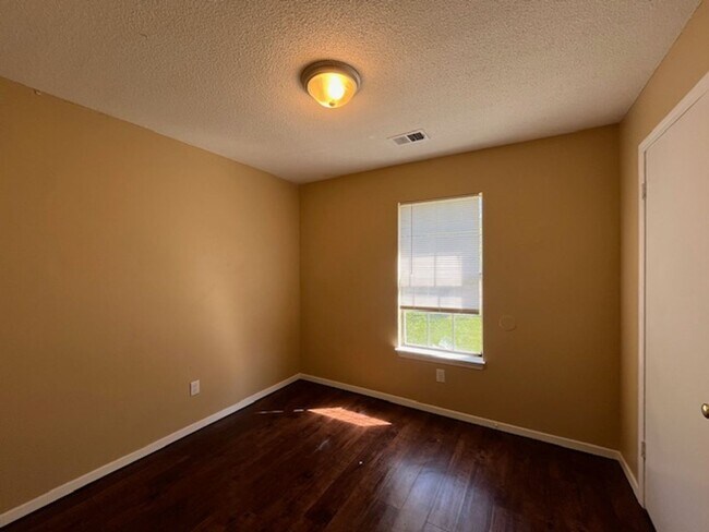 Foto del edificio - Renovated 3 Bedroom 2 Bath Home for Rent!! Coming Available Mid August!