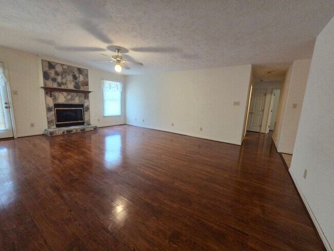 Foto del edificio - 215 Laketree Blvd