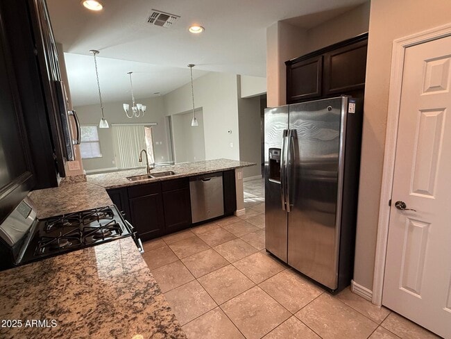 Building Photo - 2682 E Gillcrest Rd