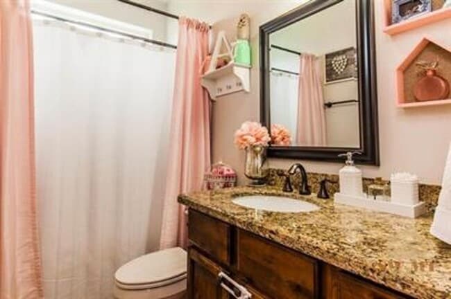 Building Photo - Beautiful 3 bedroom 2 bath home in Manhattan