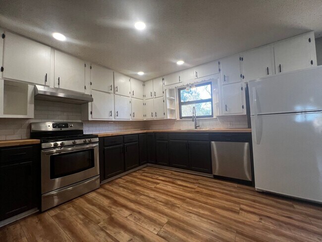 Foto del edificio - Large 3 Bedroom Home with Flex Space