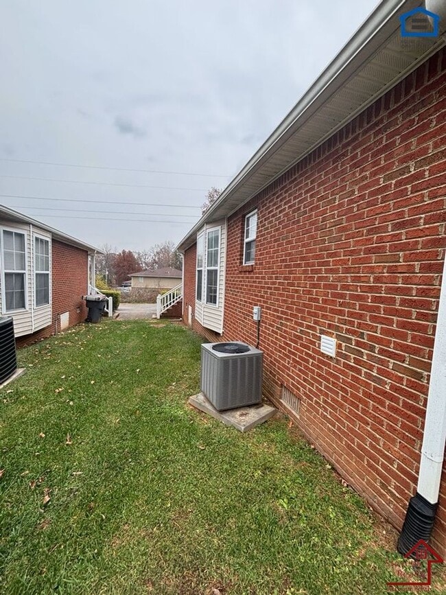 Building Photo - 306 Oriole Dr