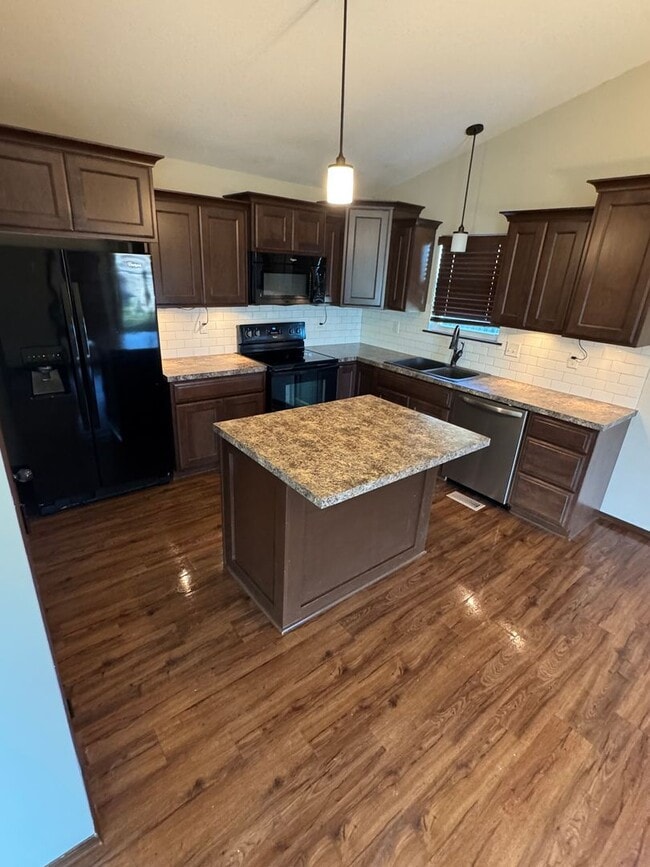 Building Photo - Beautiful 3 Bed 2 Bath + Bonus Room!