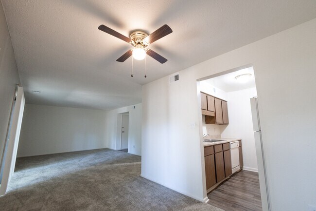 Plano de planta de 2 habitaciones en Woodlake Apartments - Woodlake