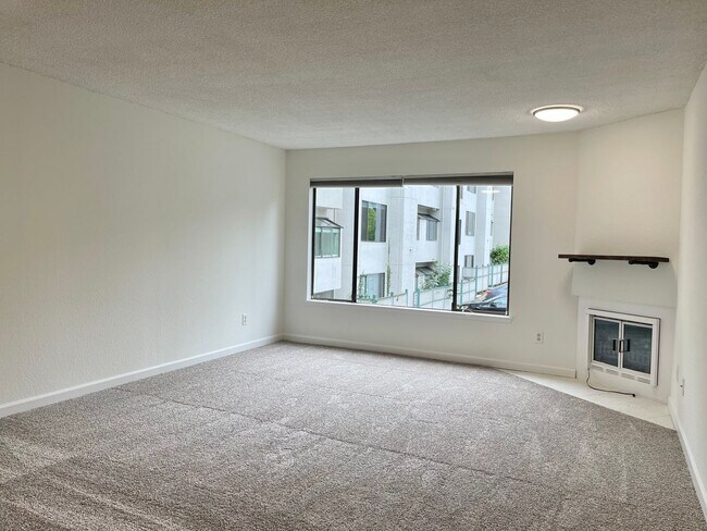 Building Photo - Maple Leaf 1 Bedroom Apartment Now Ready!