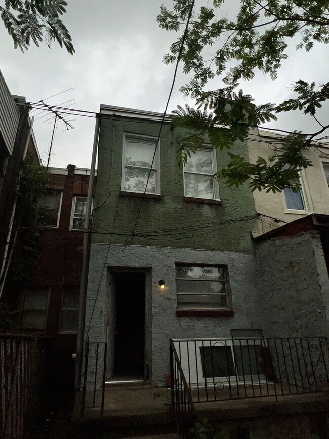 Building Photo - Modern 3 Bedroom Renovation w Stainless St...