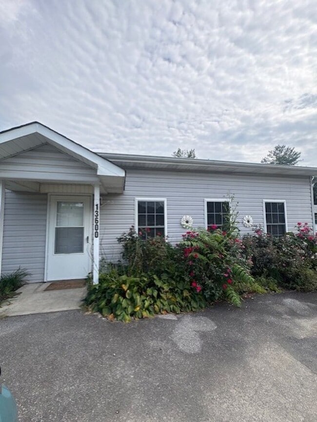 Building Photo - 13600 Sinking Creek Rd